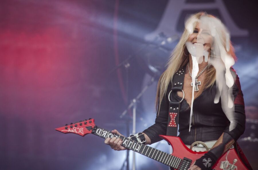 Lita Ford kommt ins Gesicht