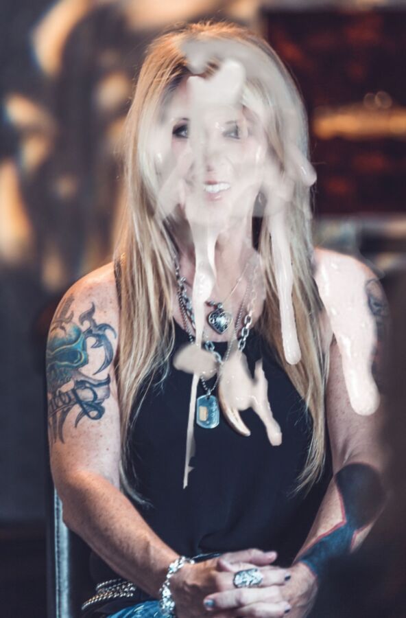 Lita Ford kommt ins Gesicht