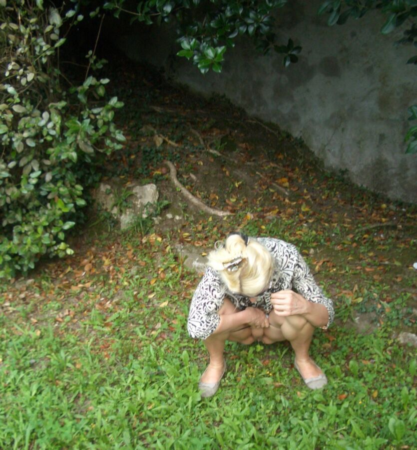 Eu mijo em um parque público, primeiro vestido e depois nu...