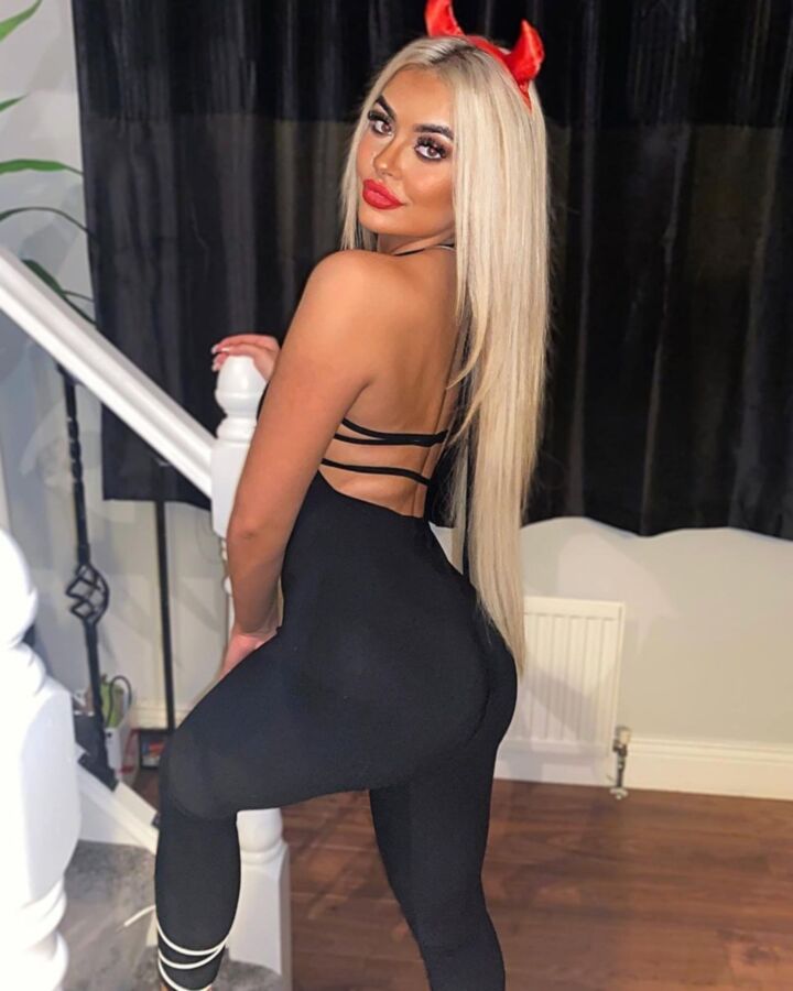 Meaty thicc bimbo chav slag Gill mérite d'être sur des sites pornographiques