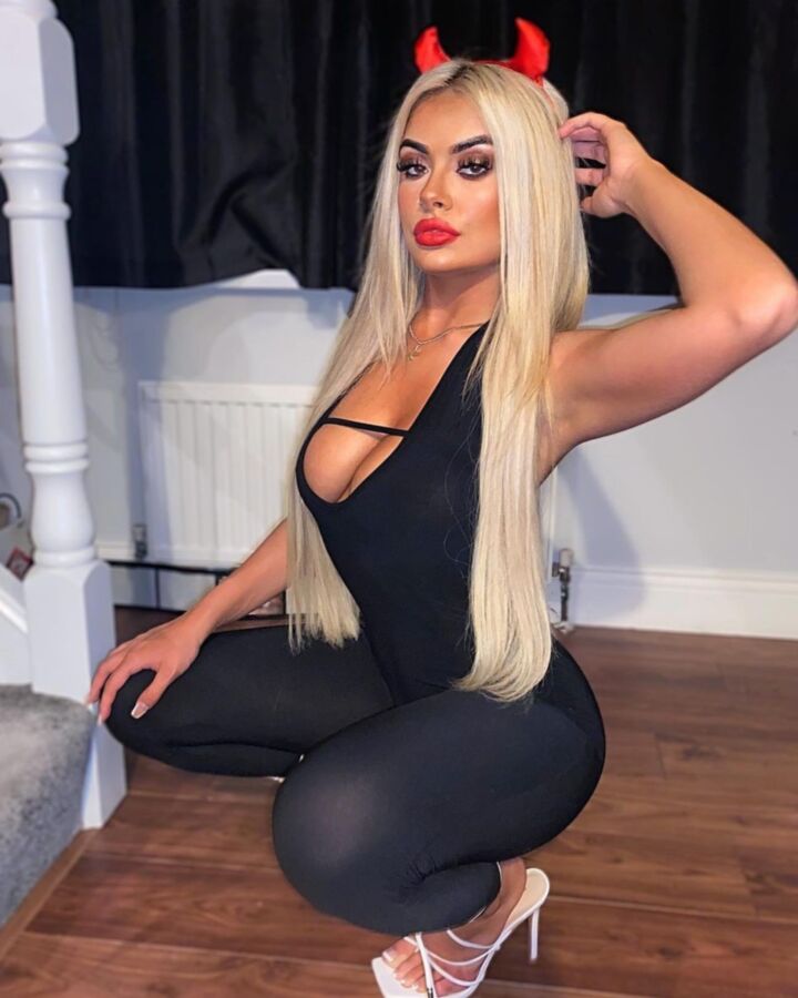 Meaty thicc bimbo chav slag Gill mérite d'être sur des sites pornographiques