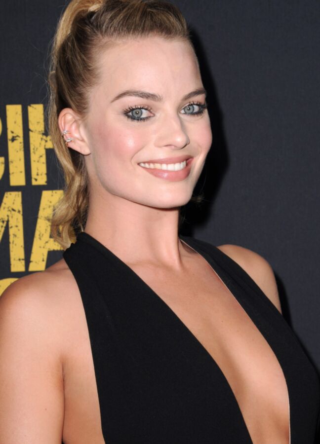 Tits - Margot Robbie