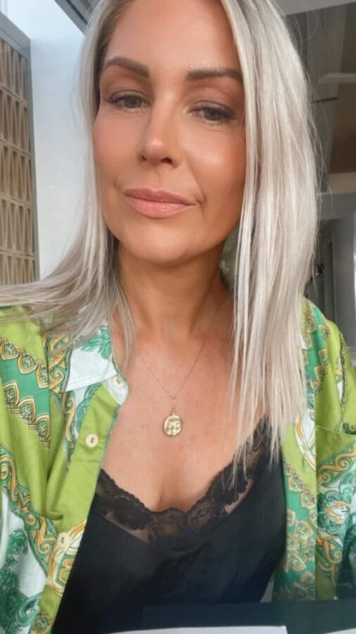 Gelangweilte, verzweifelte Single-Milf