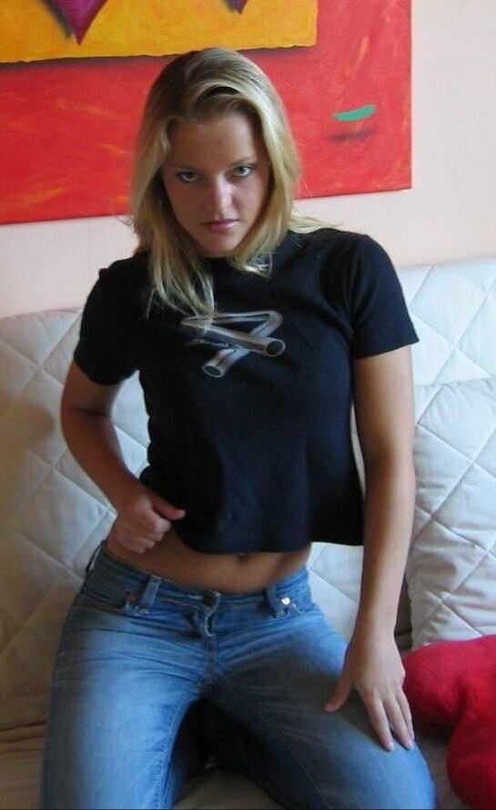 Modelo rubia en Levis