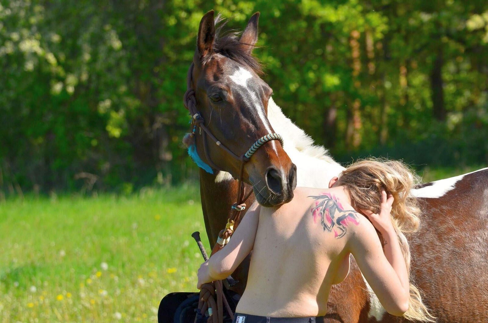 Oben ohne Reiten Blondine