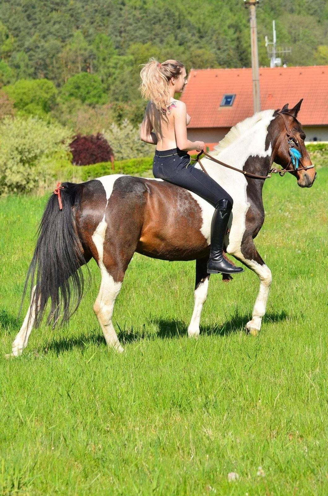 Oben ohne Reiten Blondine