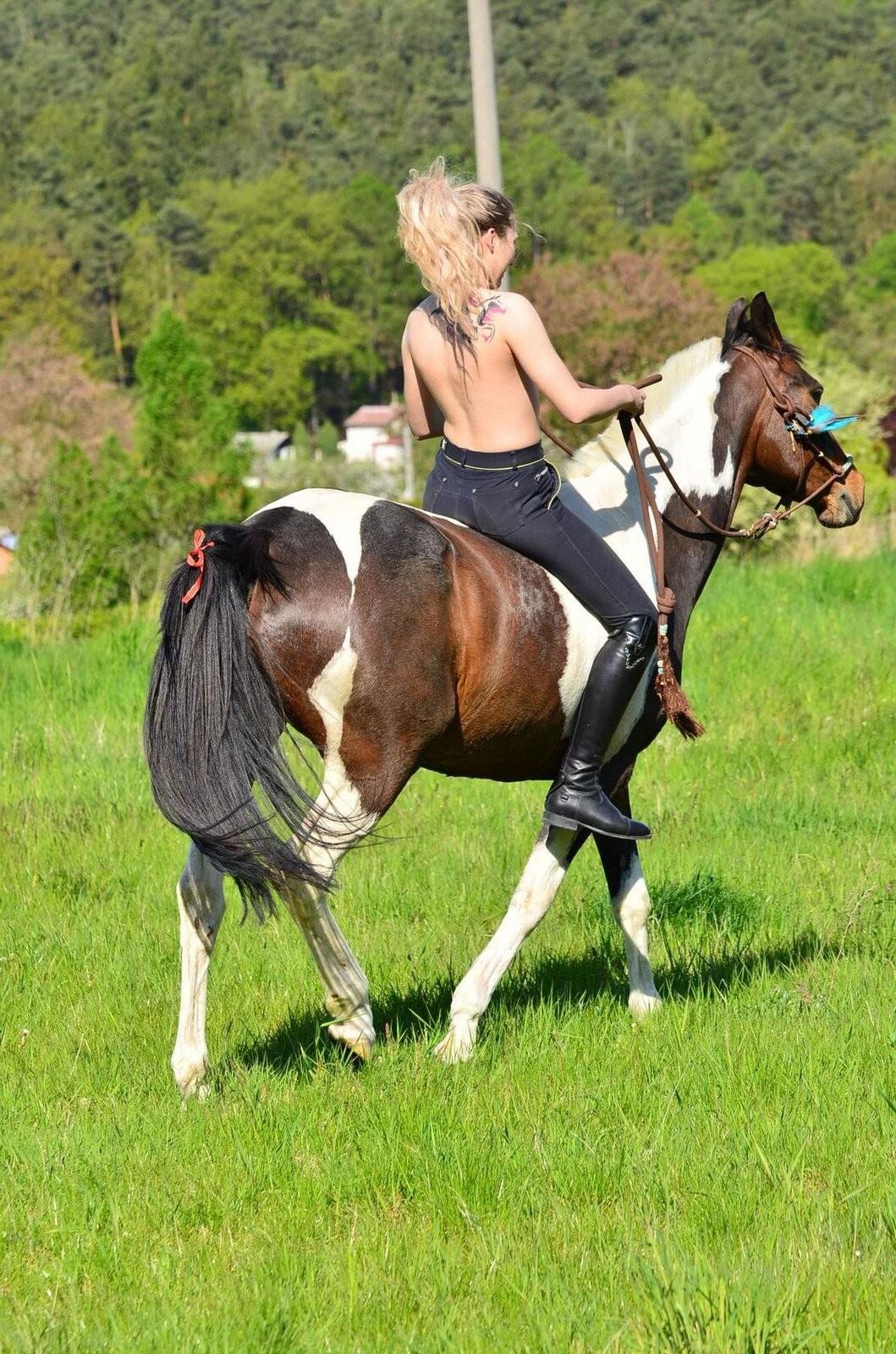 Oben ohne Reiten Blondine