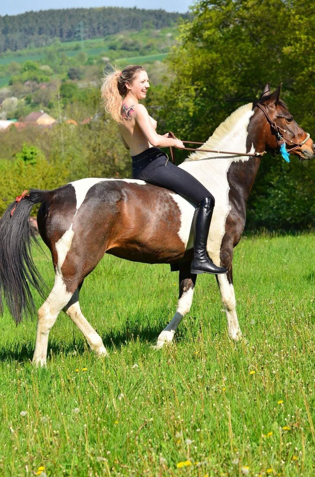 Oben ohne Reiten Blondine