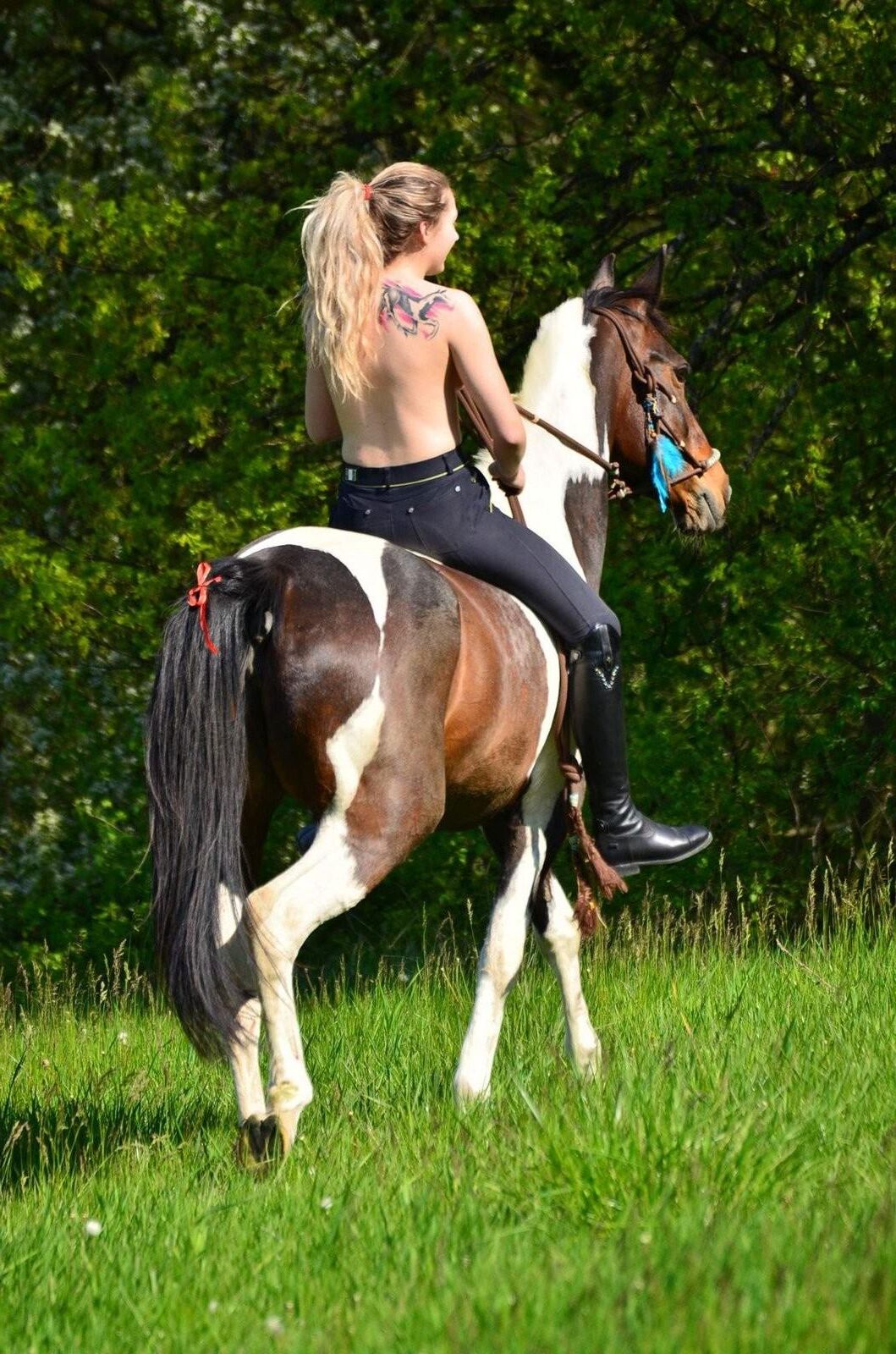 Blonde équitation seins nus