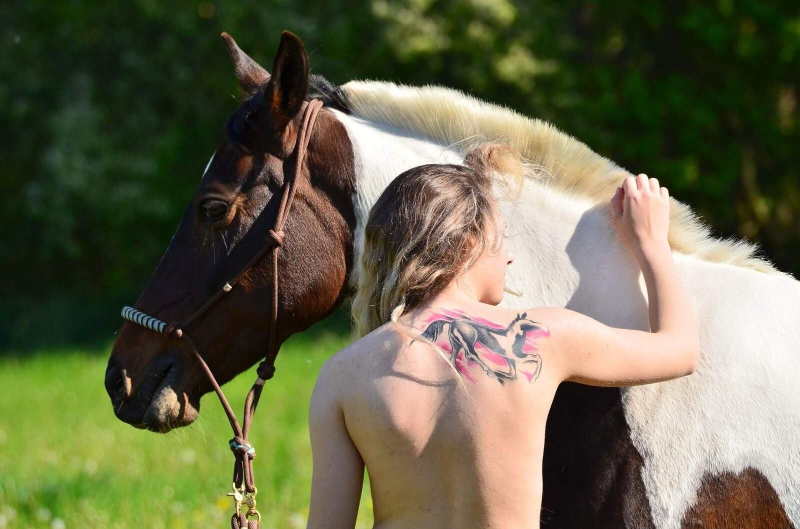 Blonde équitation seins nus