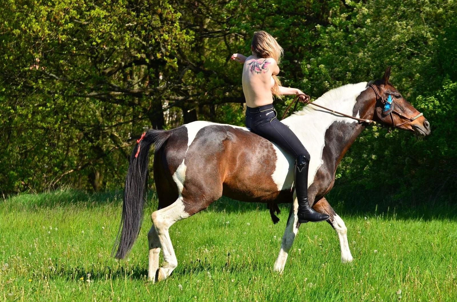 Oben ohne Reiten Blondine