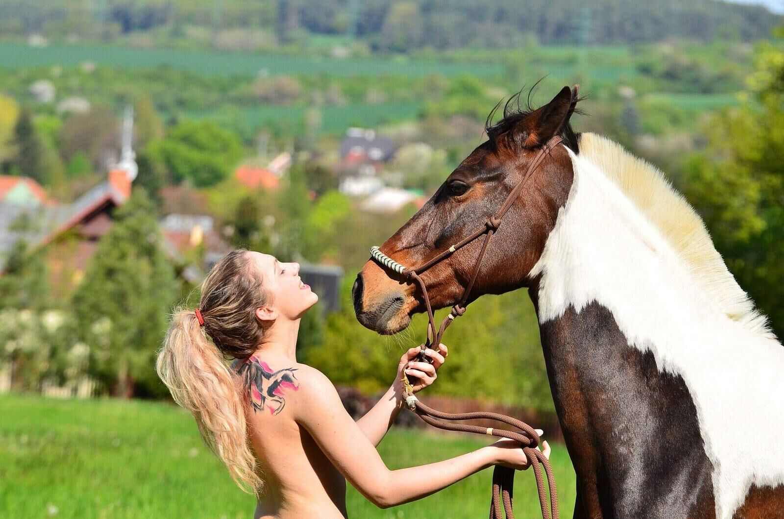 Blonde équitation seins nus