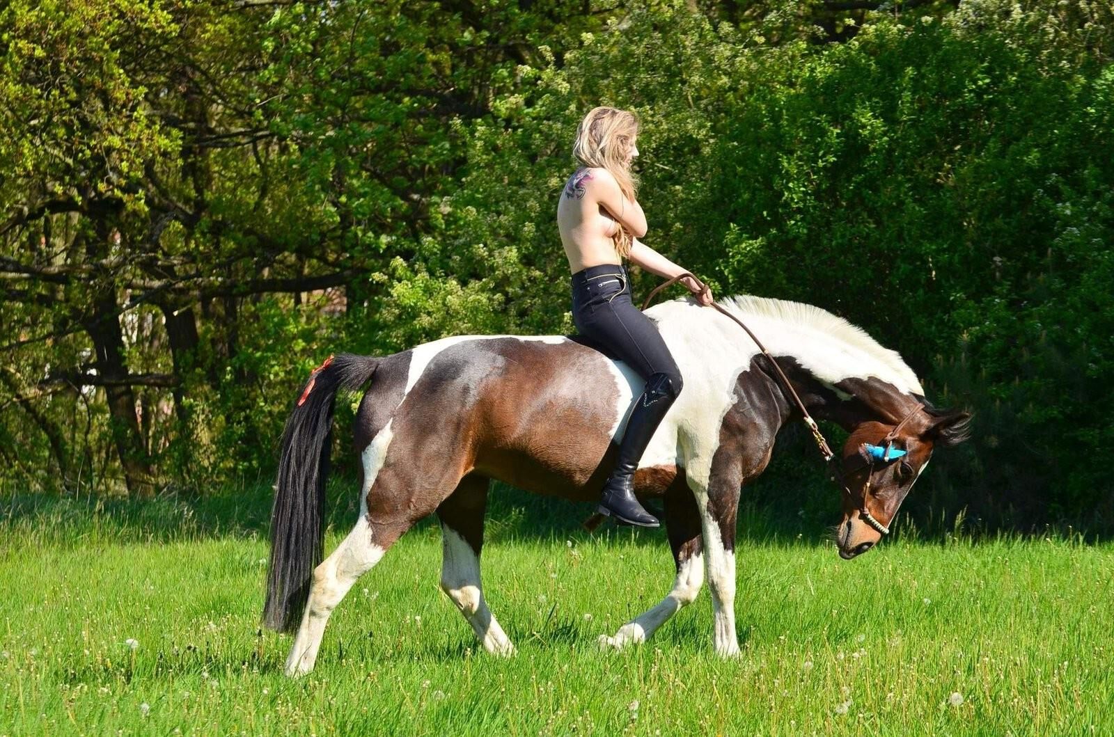 Oben ohne Reiten Blondine