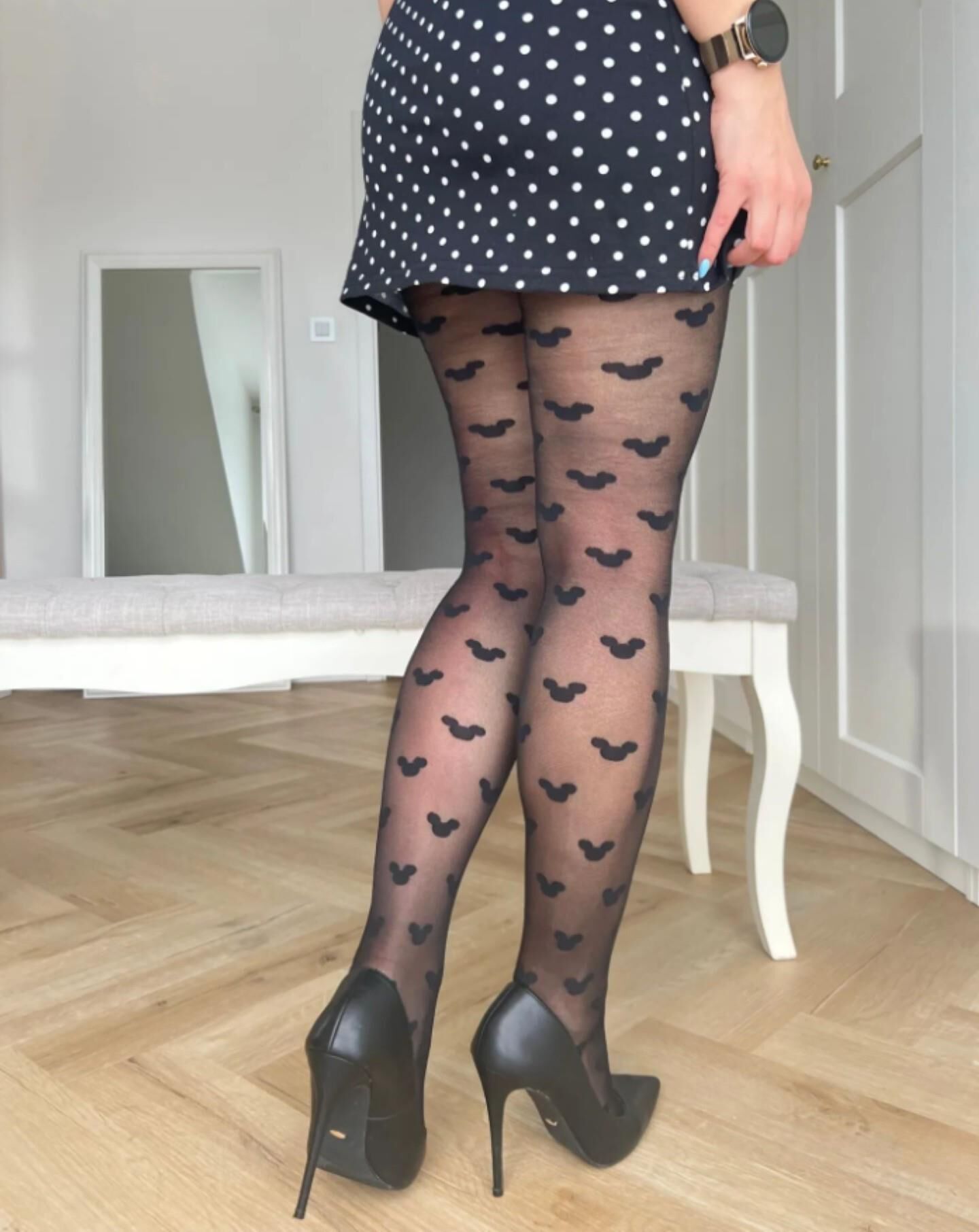 Mirra Belcia porte des collants (1)