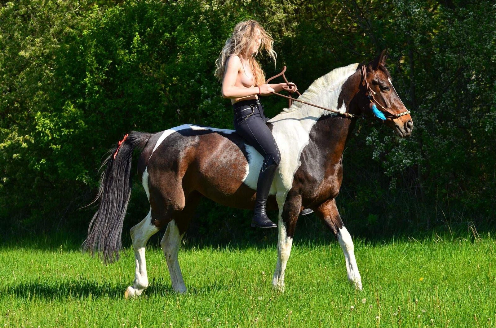 Blonde équitation seins nus