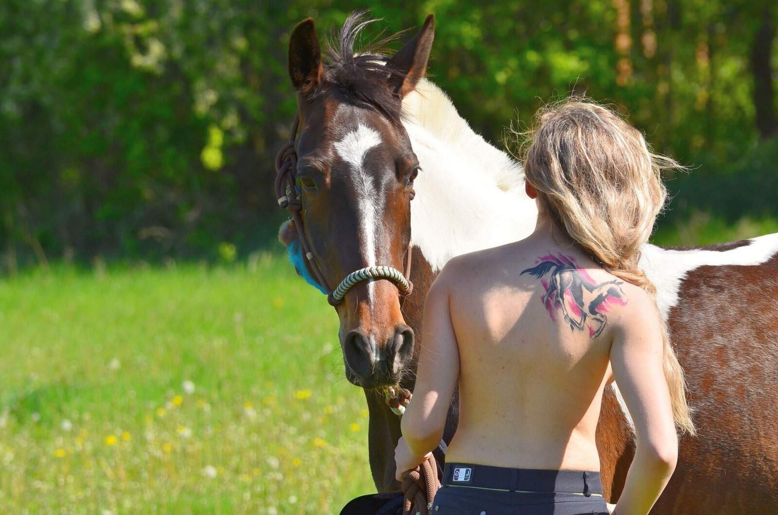 Oben ohne Reiten Blondine