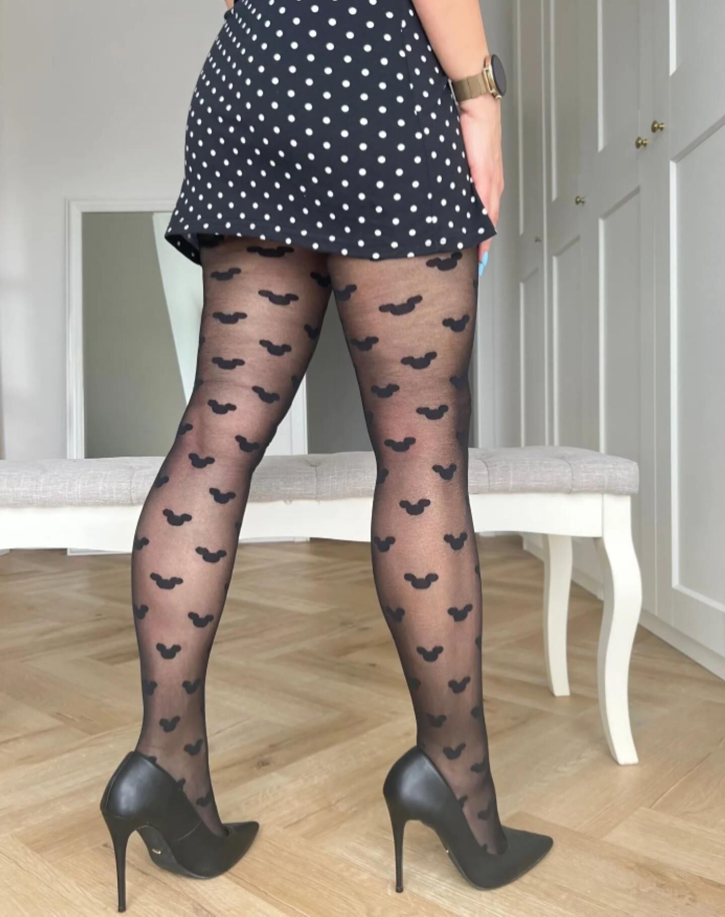 Mirra Belcia porte des collants (1)