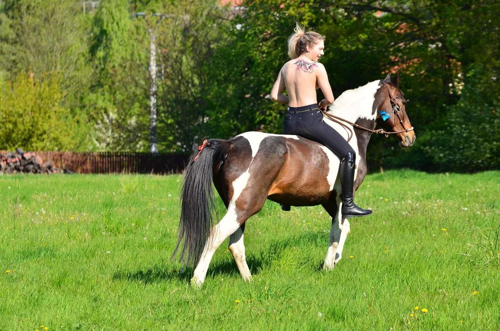 Blonde équitation seins nus