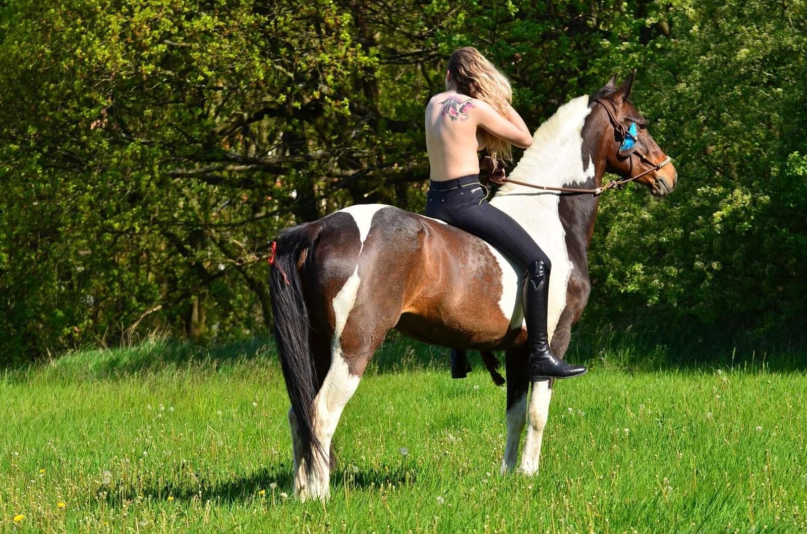 Oben ohne Reiten Blondine