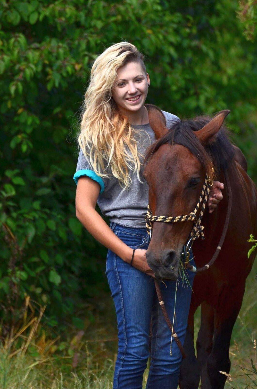 Blonde équitation seins nus