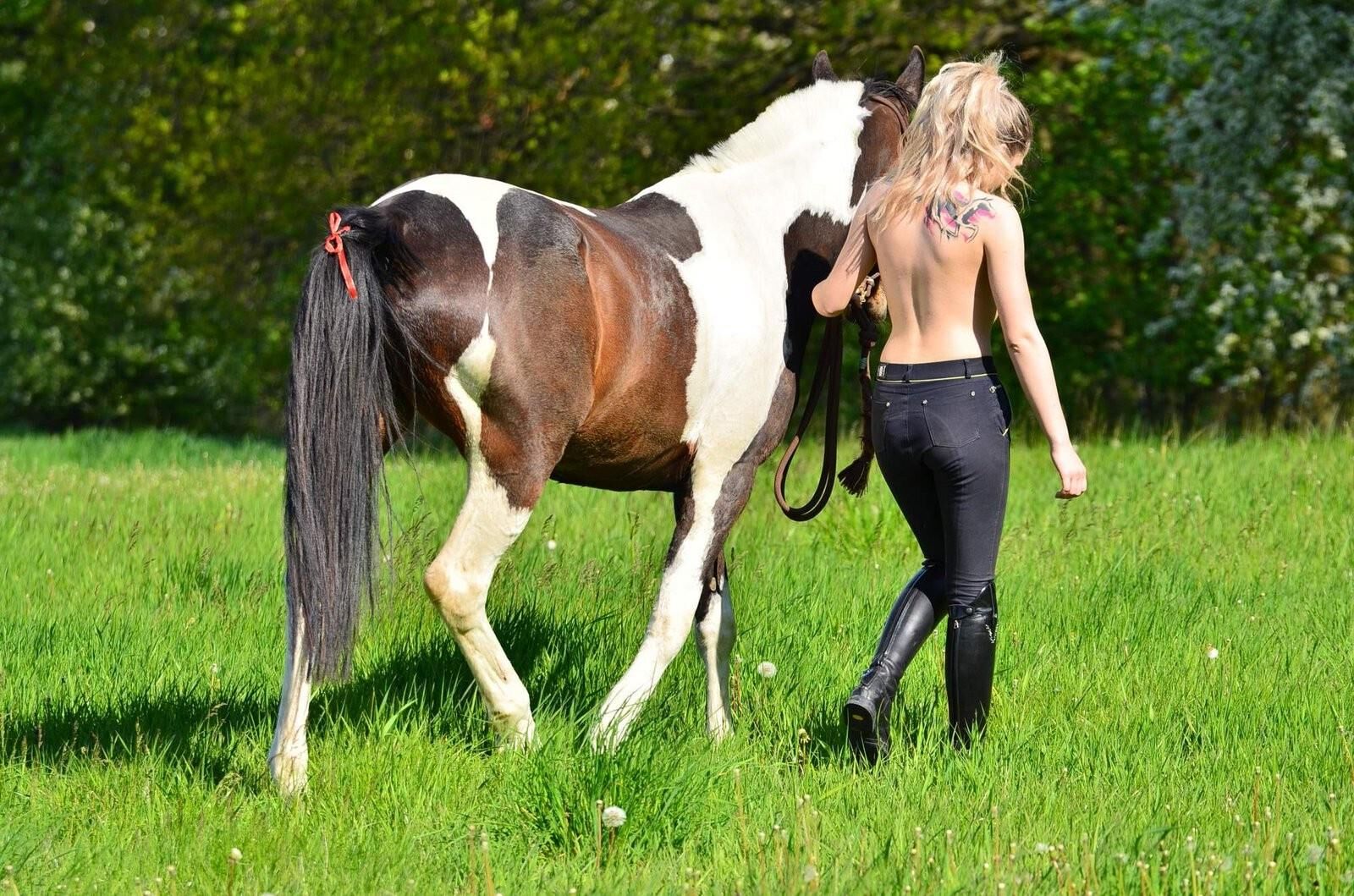 Blonde équitation seins nus