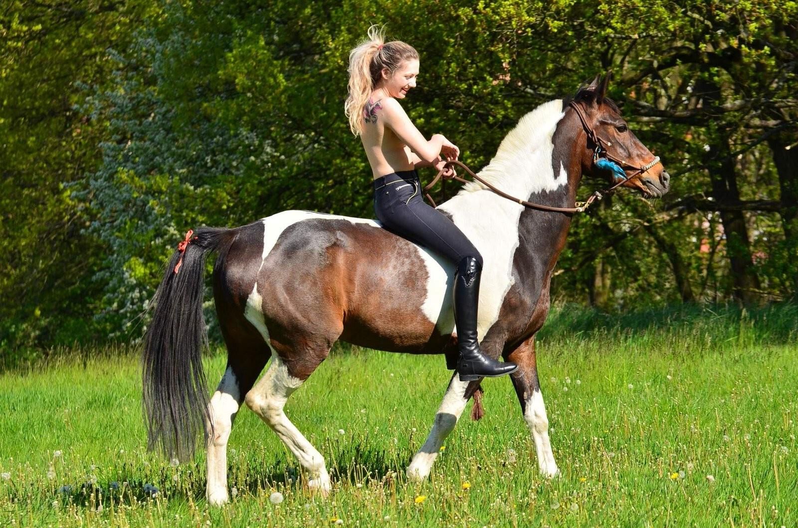 Oben ohne Reiten Blondine