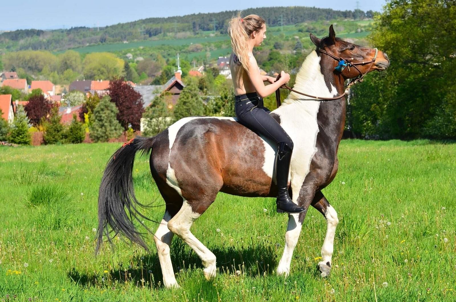 Oben ohne Reiten Blondine