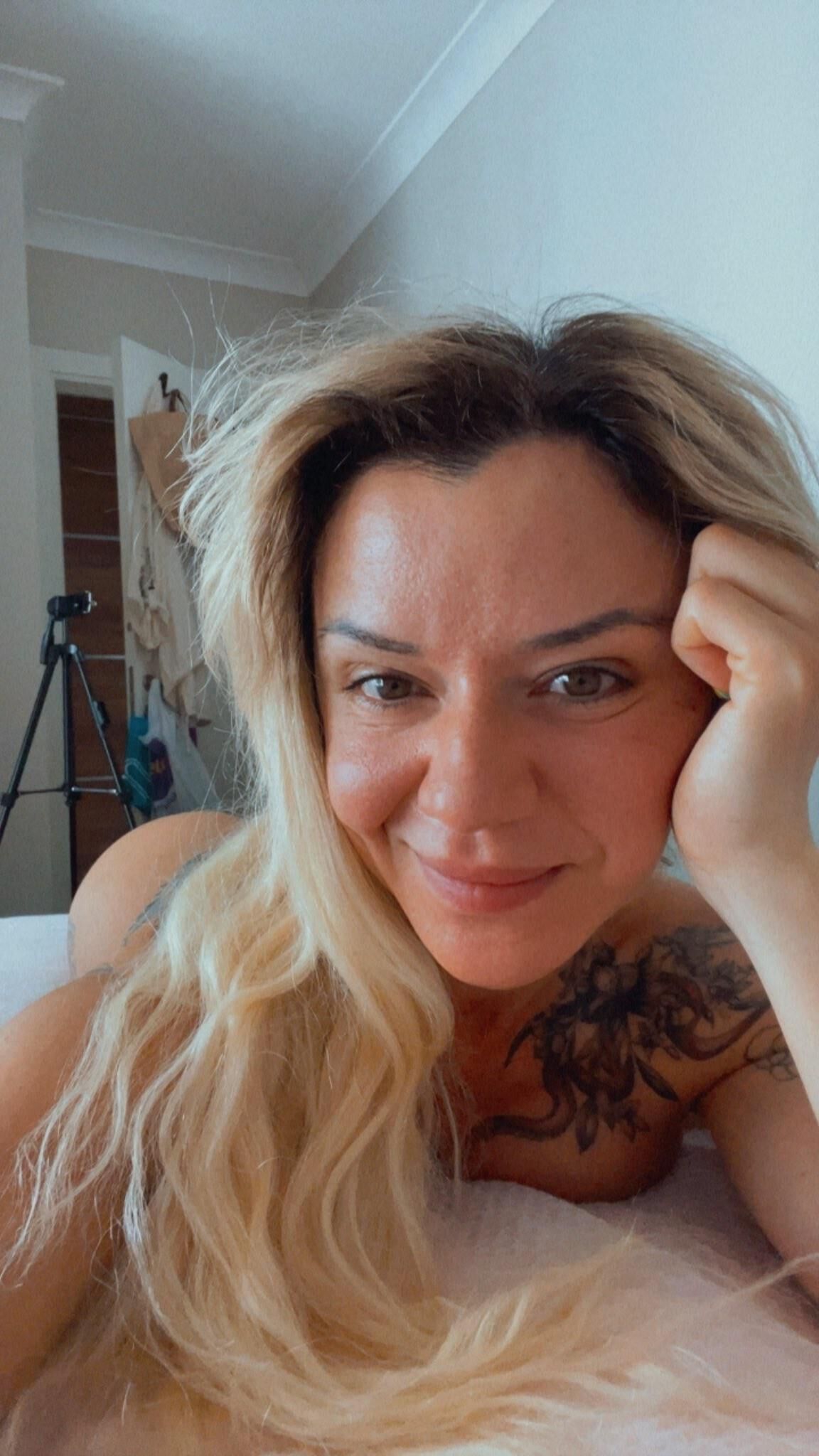 Burcin Tatuado Cuerpo En Forma Sexy Milf Turca Fotos Calientes Mixtas