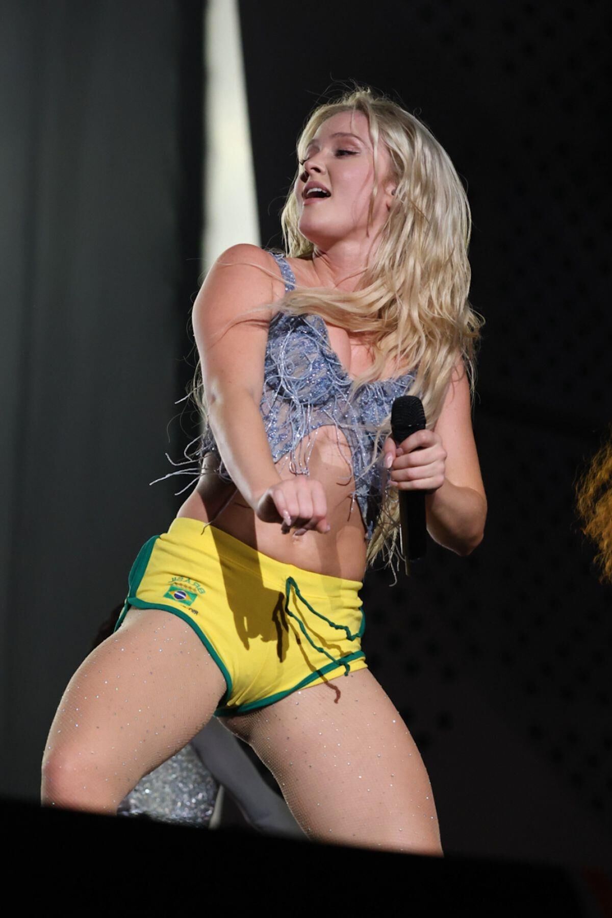 ZARA LARSSON ROCA EL ESCENARIO DE BRASIL CON SHORTS ATRACTIVOS