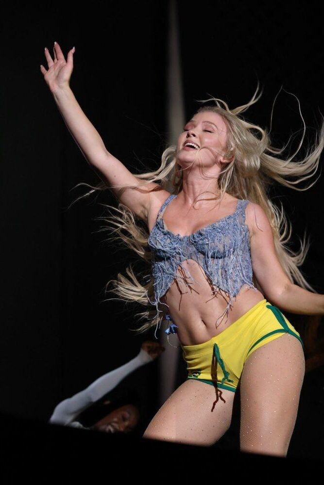 ZARA LARSSON ROCA EL ESCENARIO DE BRASIL CON SHORTS ATRACTIVOS