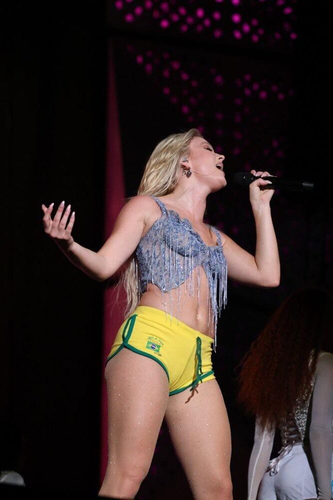 ZARA LARSSON ROCA EL ESCENARIO DE BRASIL CON SHORTS ATRACTIVOS