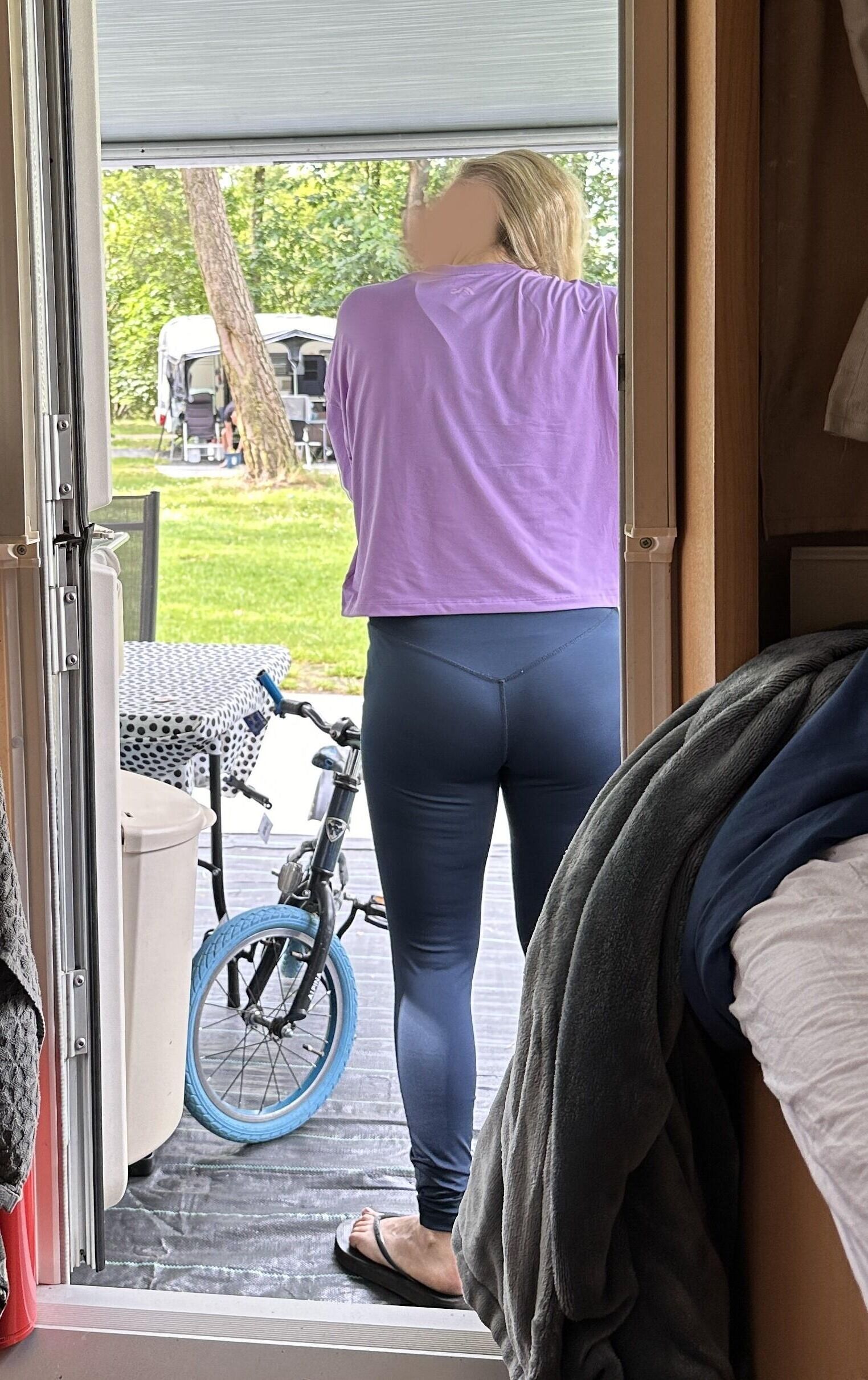 Meine Frau in Leggings zeigt im Urlaub ihren Arsch