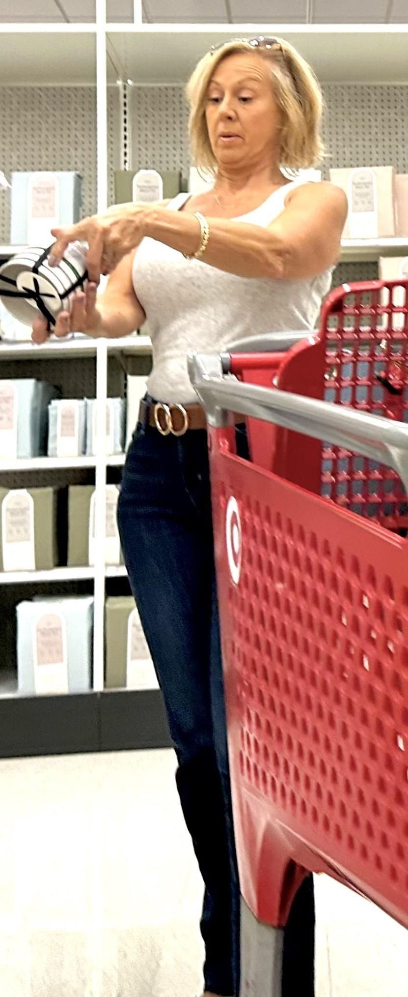 Blonde GILF mit riesigen Titten und engen Jeans liebt die Aufmerksamkeit