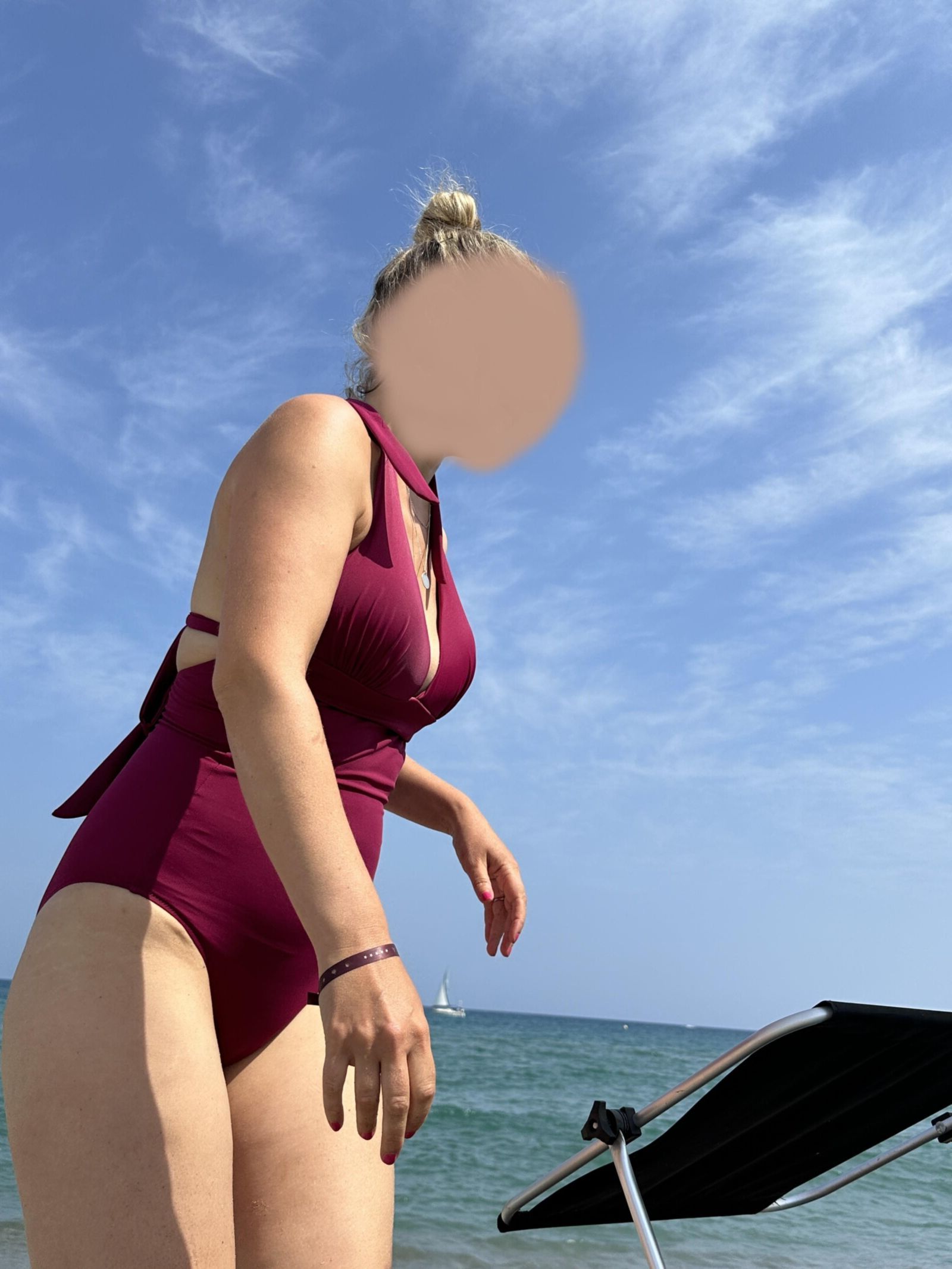 Ma femme montre ses seins en maillot de bain sexy en vacances