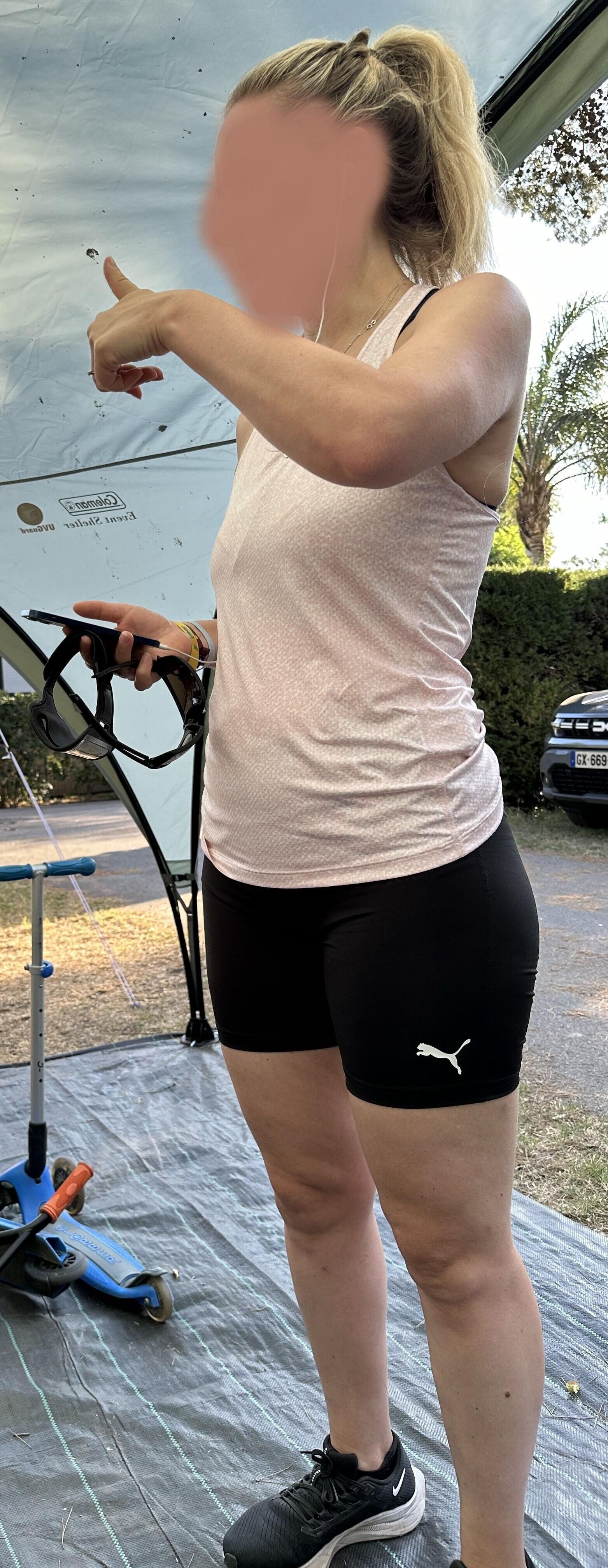 Meine Frau in Leggings zeigt im Urlaub ihren Arsch