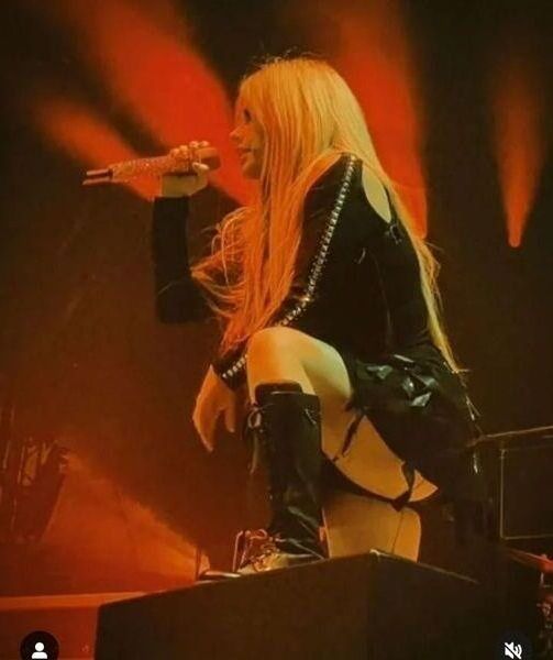 Avril Lavigne upskirts 2