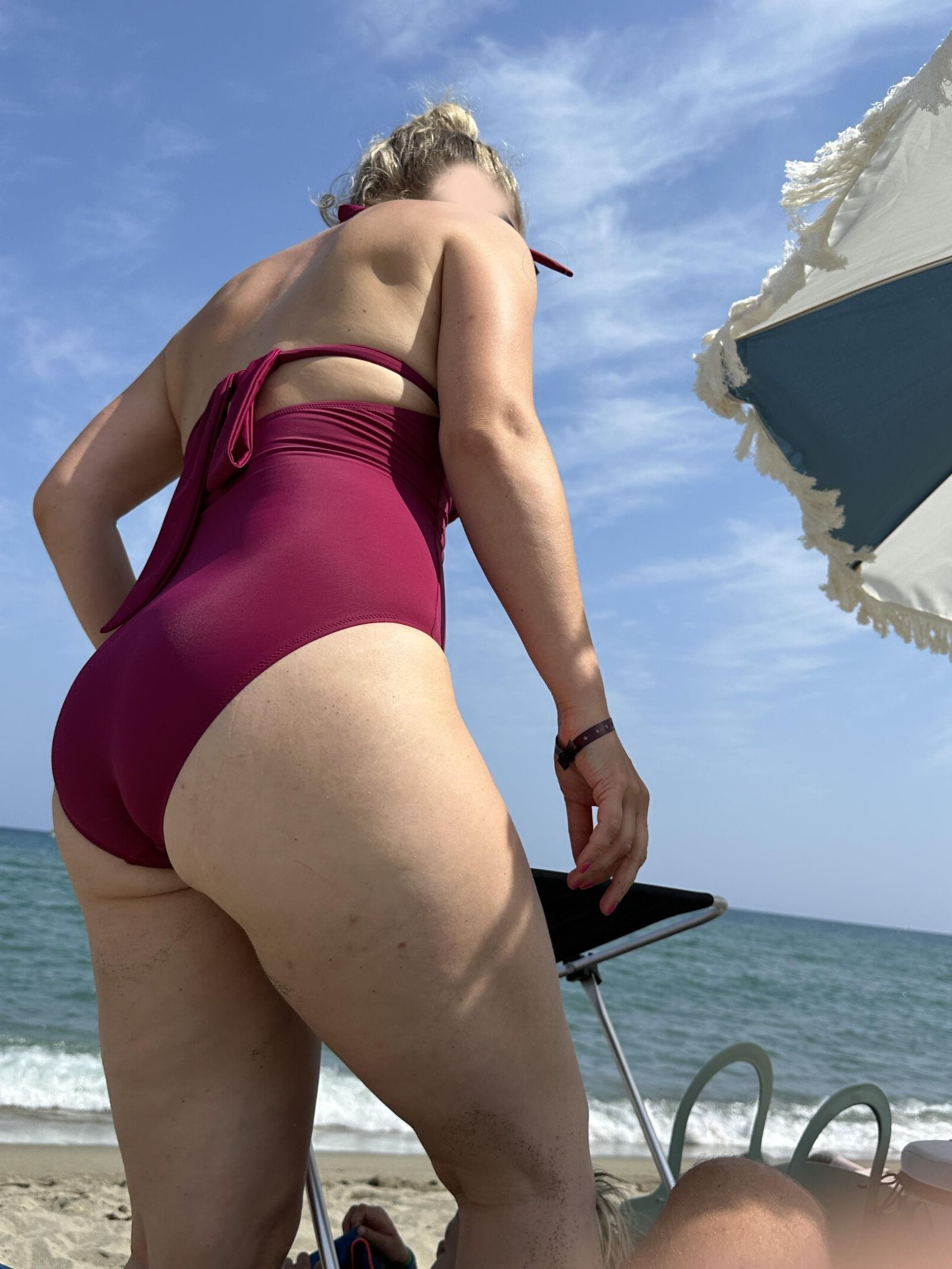 Ma femme montre ses seins en maillot de bain sexy en vacances