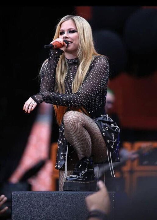 Avril Lavigne sous la jupe 2