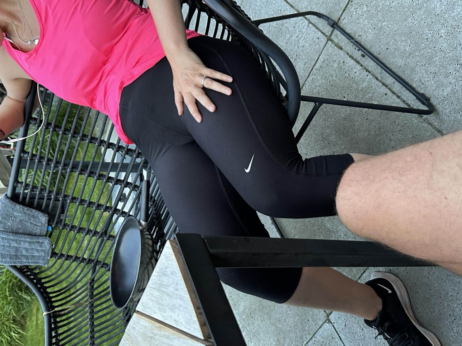 Meine Frau in Leggings zeigt im Urlaub ihren Arsch