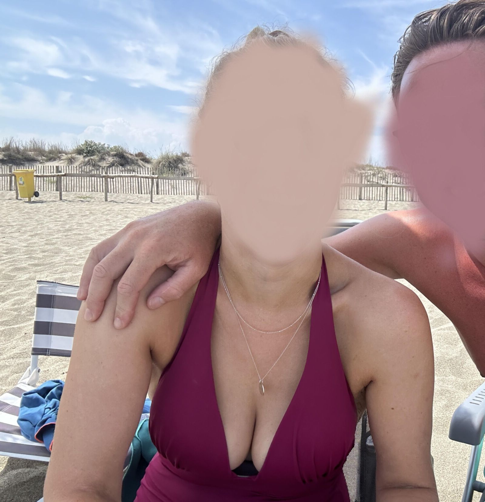 Ma femme montre ses seins en maillot de bain sexy en vacances