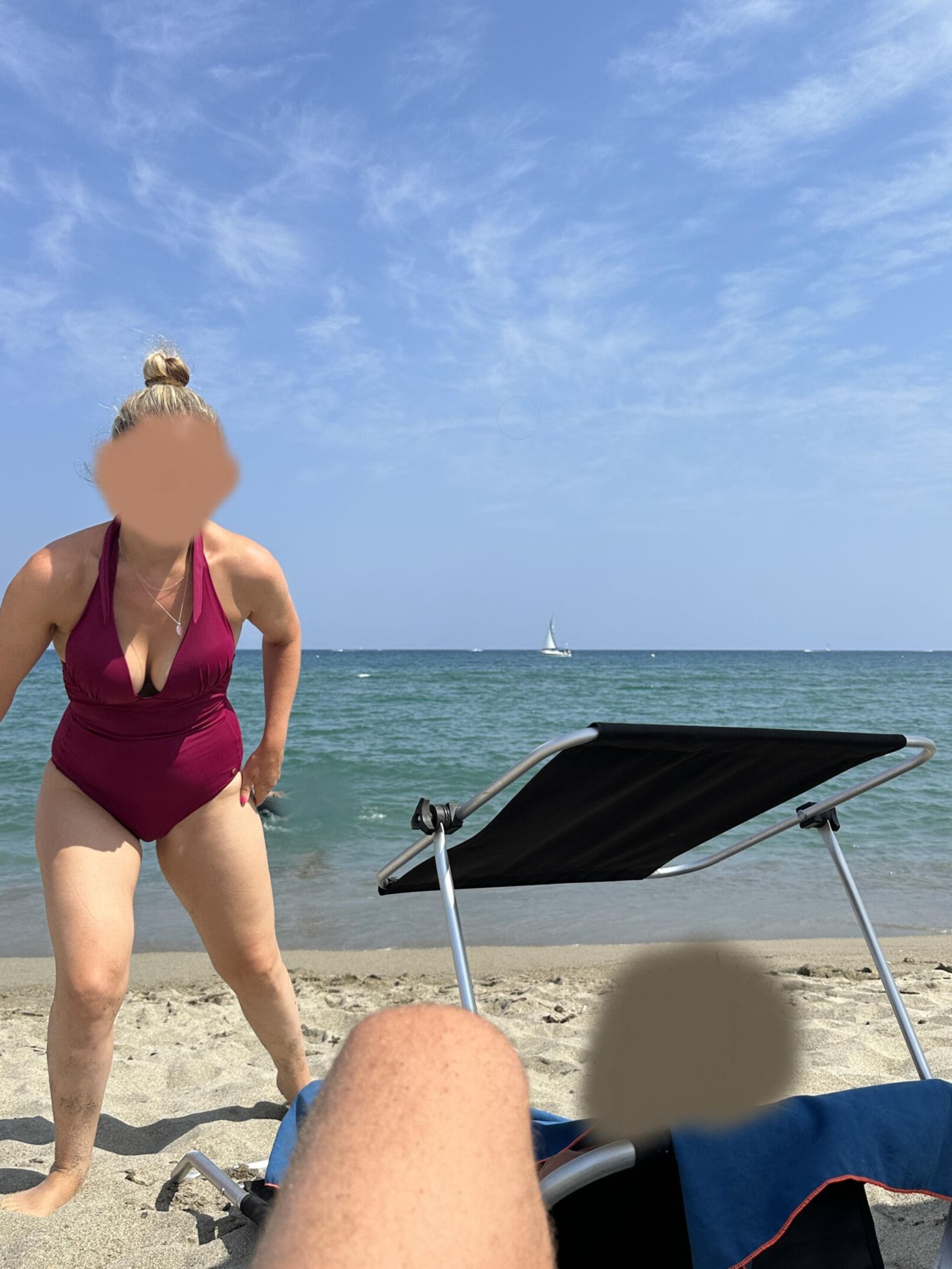 Ma femme montre ses seins en maillot de bain sexy en vacances