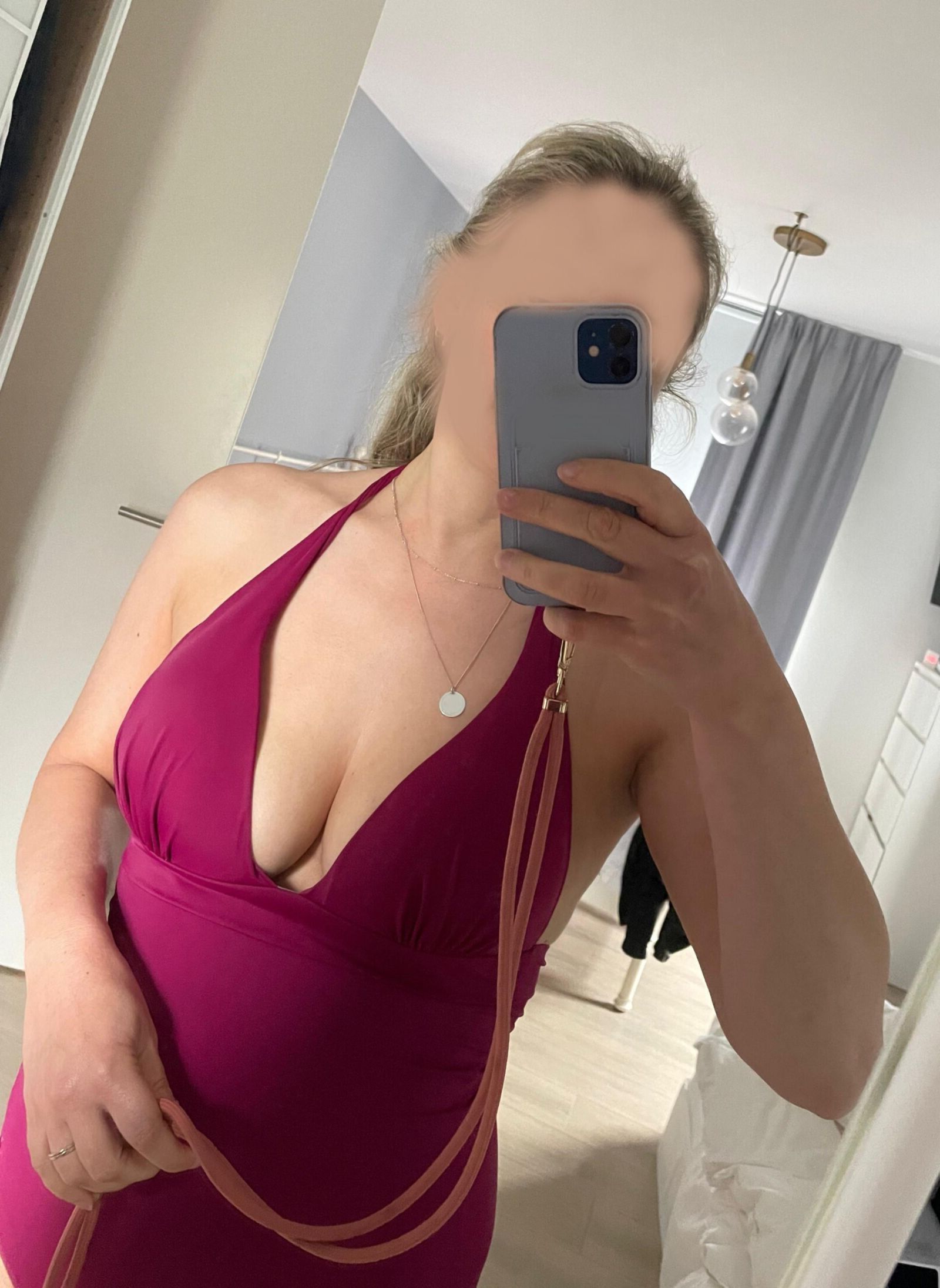 Ma femme montre ses seins en maillot de bain sexy en vacances