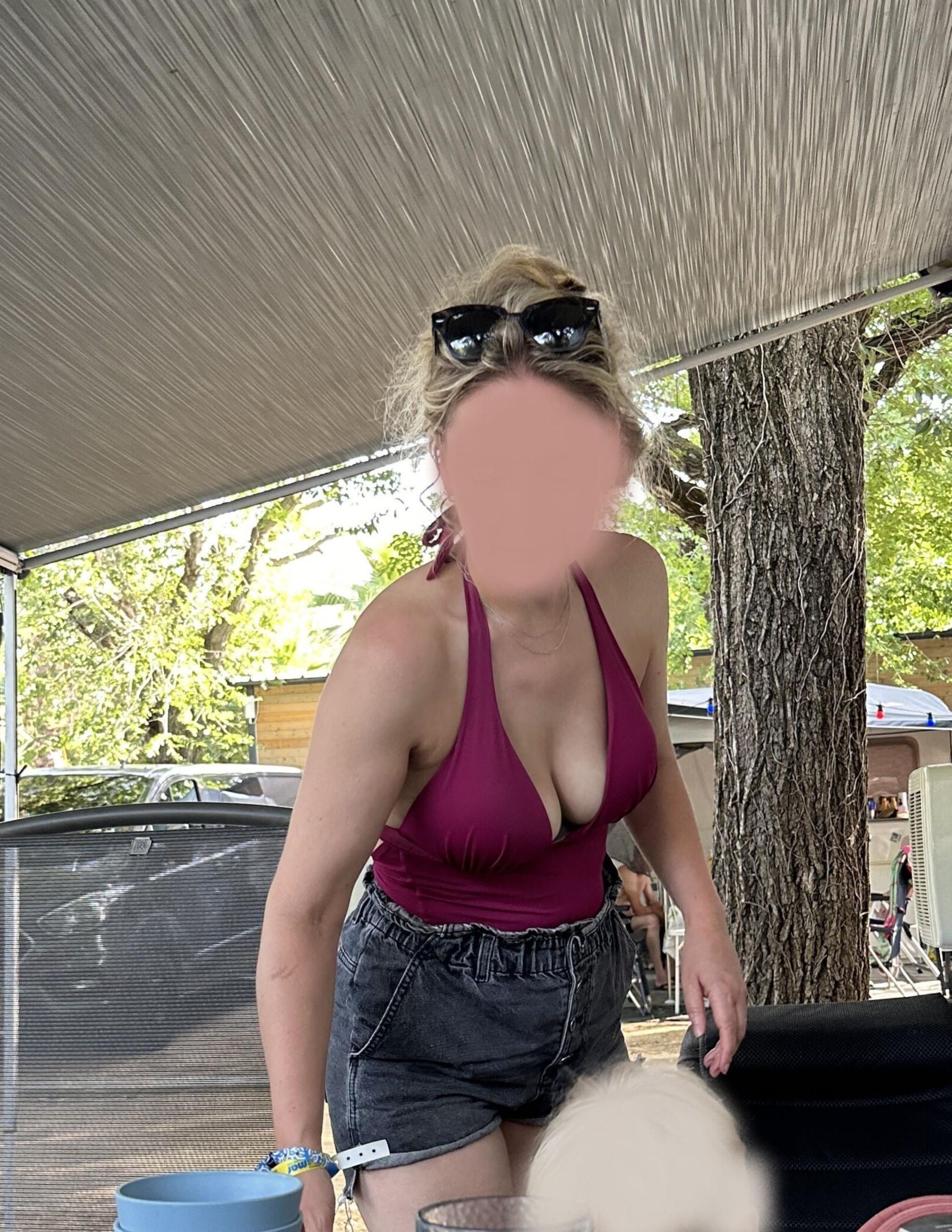 Ma femme montre ses seins en maillot de bain sexy en vacances