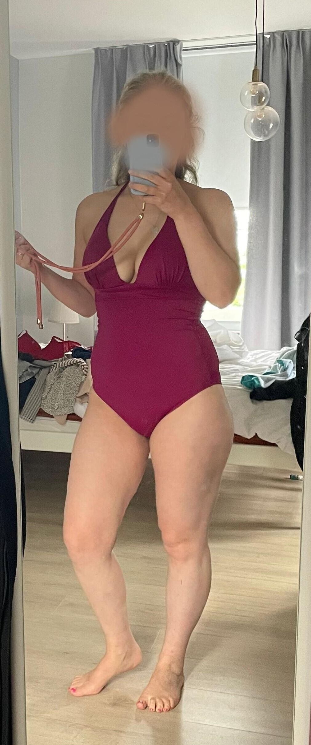 Ma femme montre ses seins en maillot de bain sexy en vacances