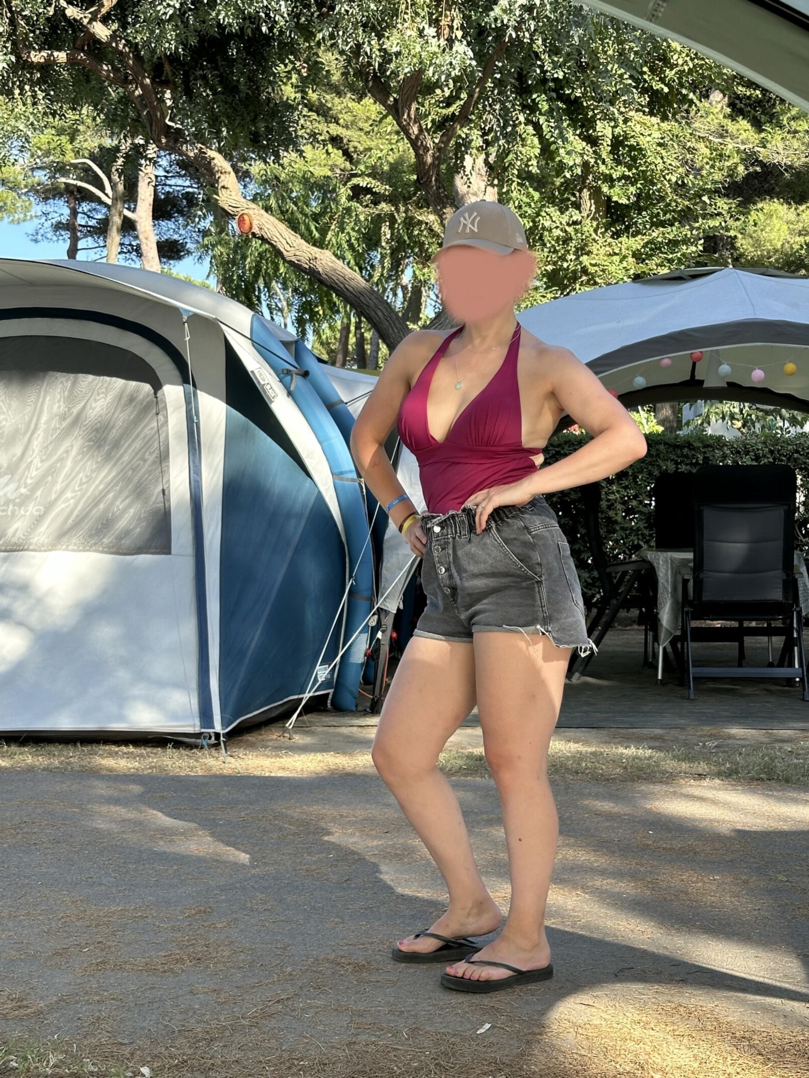 Ma femme montre ses seins en maillot de bain sexy en vacances