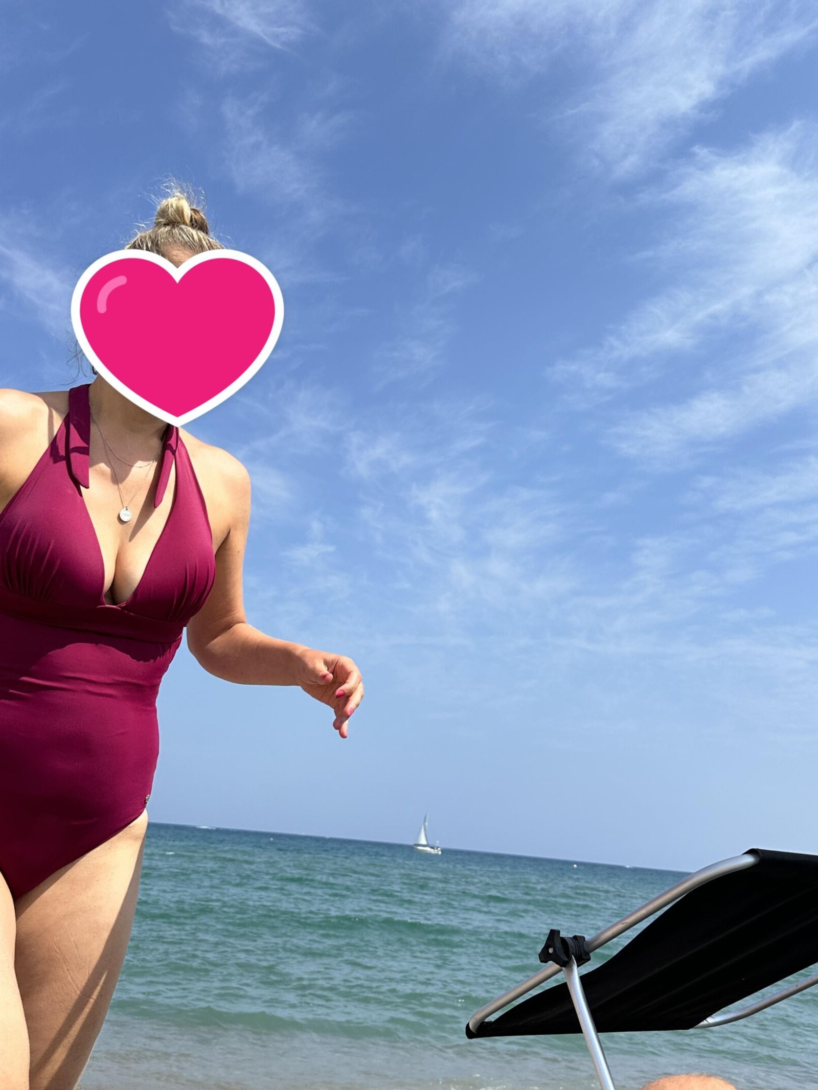 Meine Frau zeigt im Urlaub ihre Brüste im sexy Badeanzug