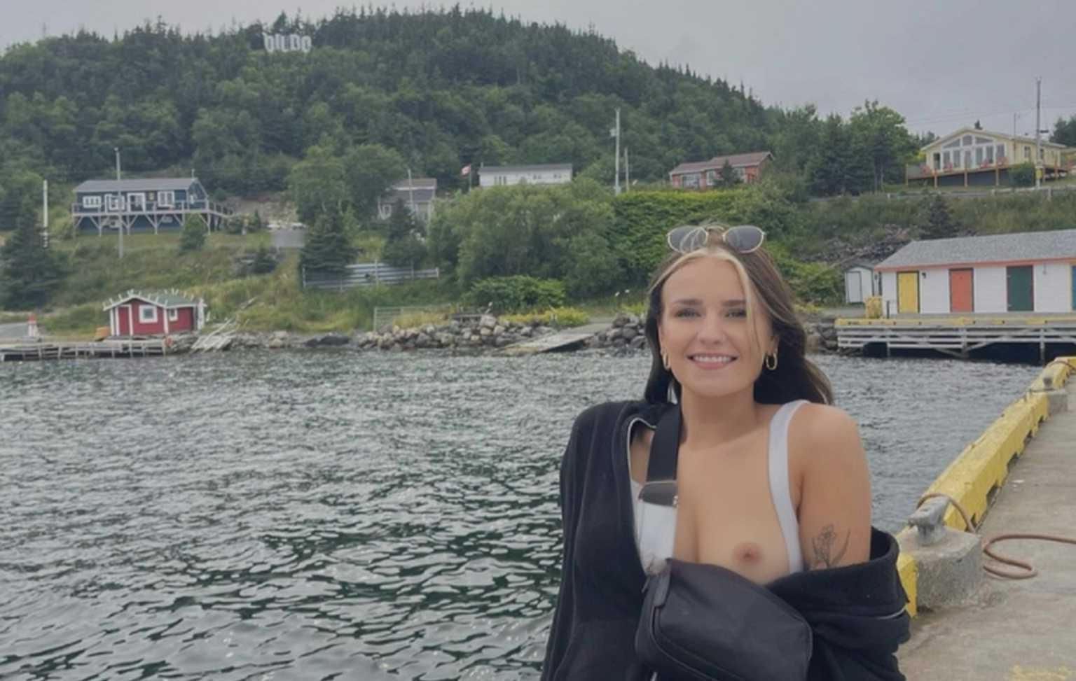 Une blonde étudiante serrée adore montrer ses seins