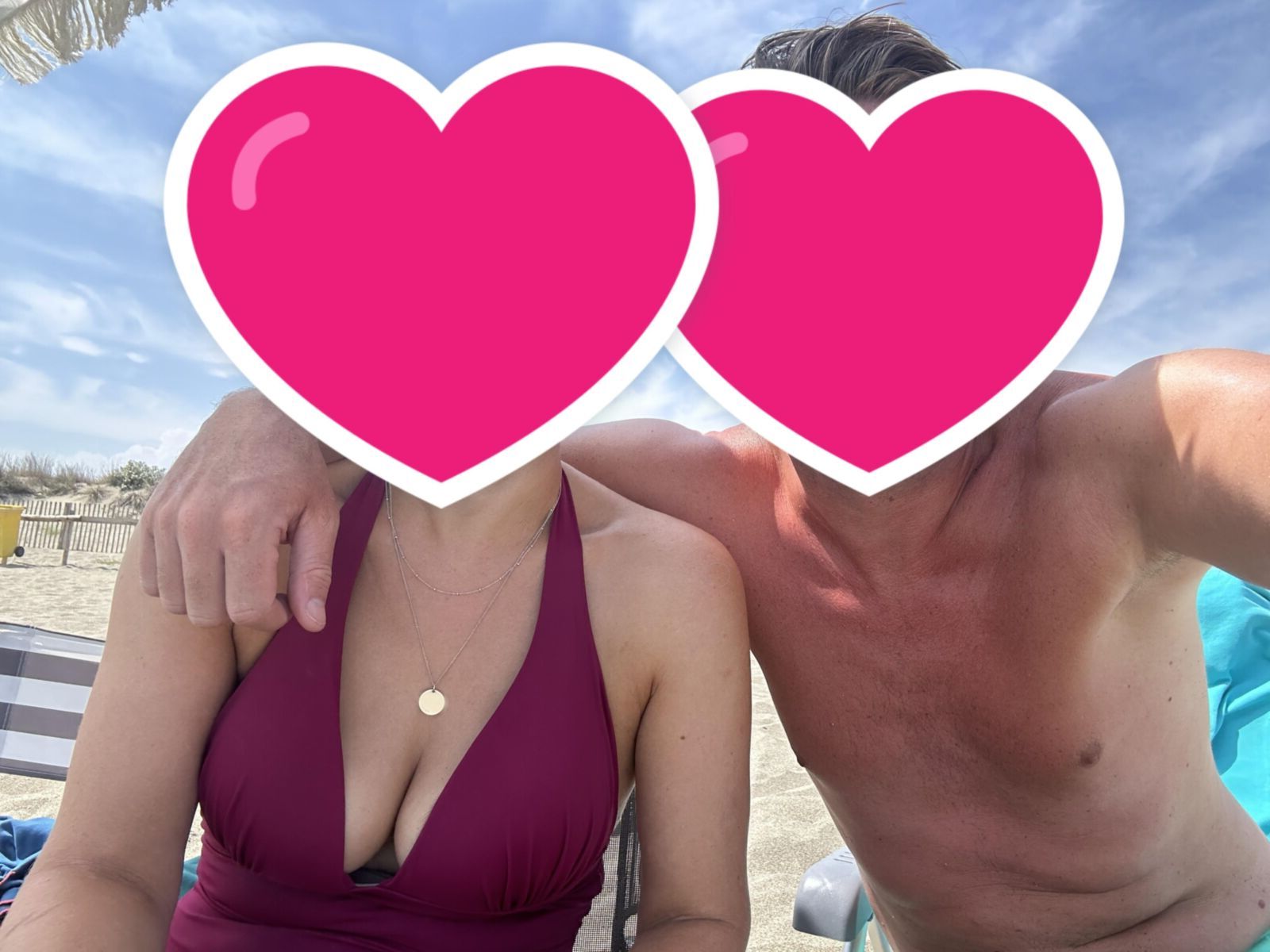 Ma femme montre ses seins en maillot de bain sexy en vacances