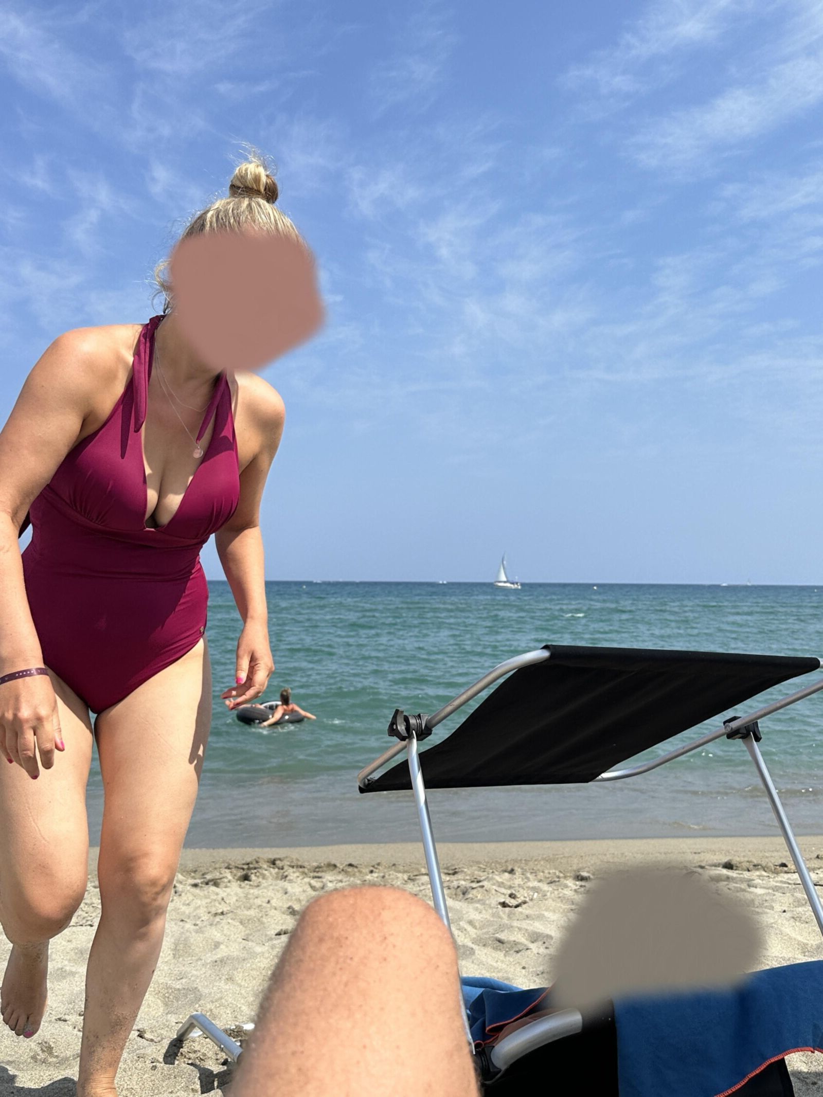 Ma femme montre ses seins en maillot de bain sexy en vacances