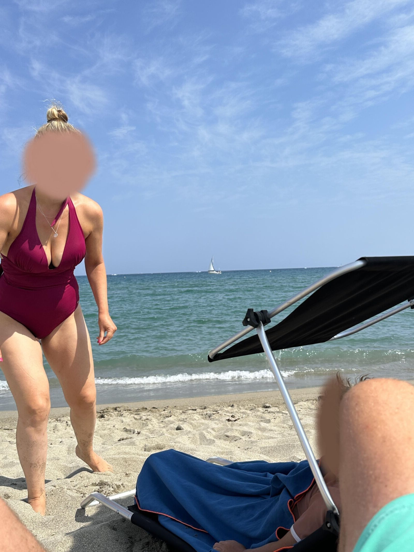 Ma femme montre ses seins en maillot de bain sexy en vacances